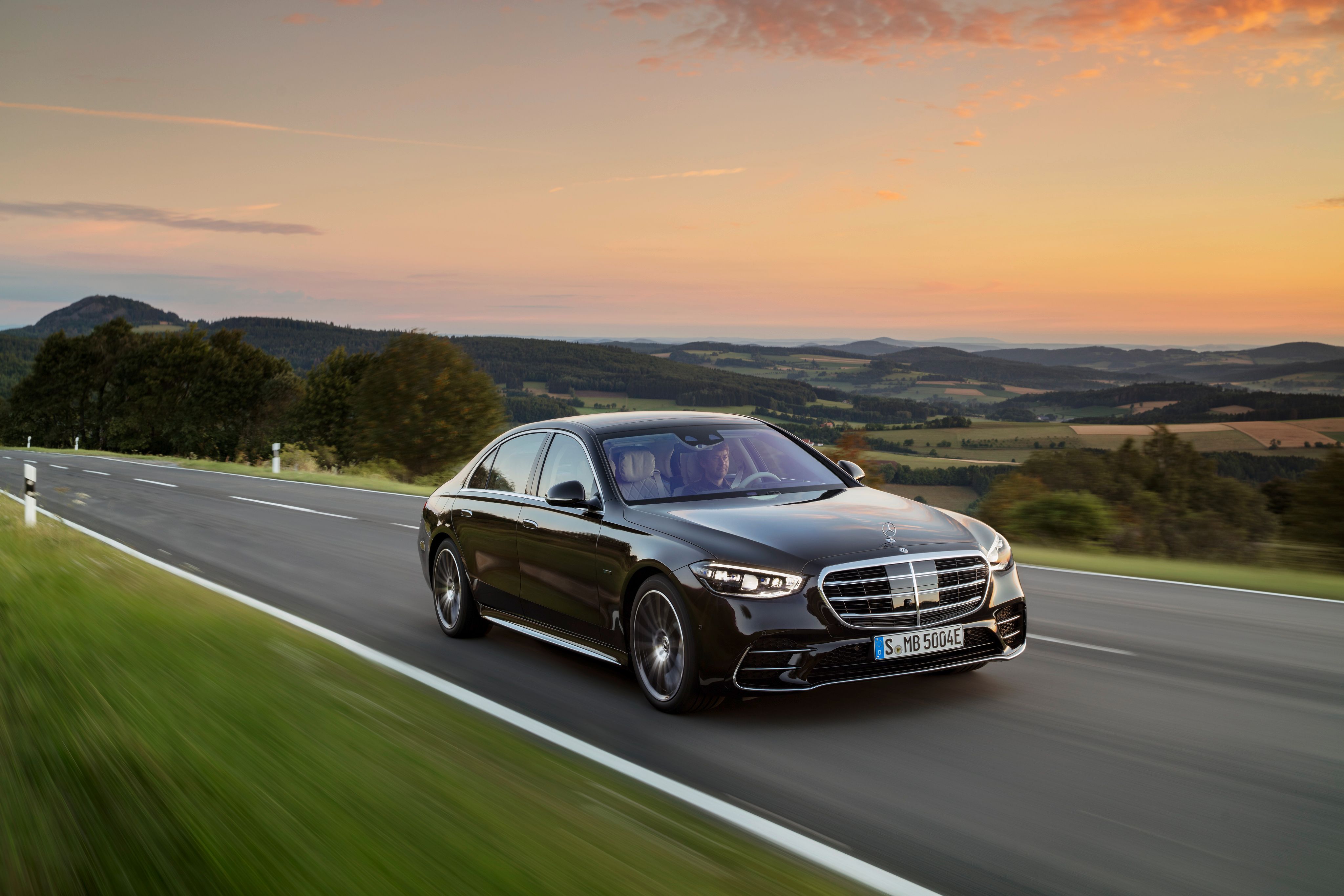 圖3、S-Class 全新年式推出「低調奢華」的夜色運動套件專屬選配套件。